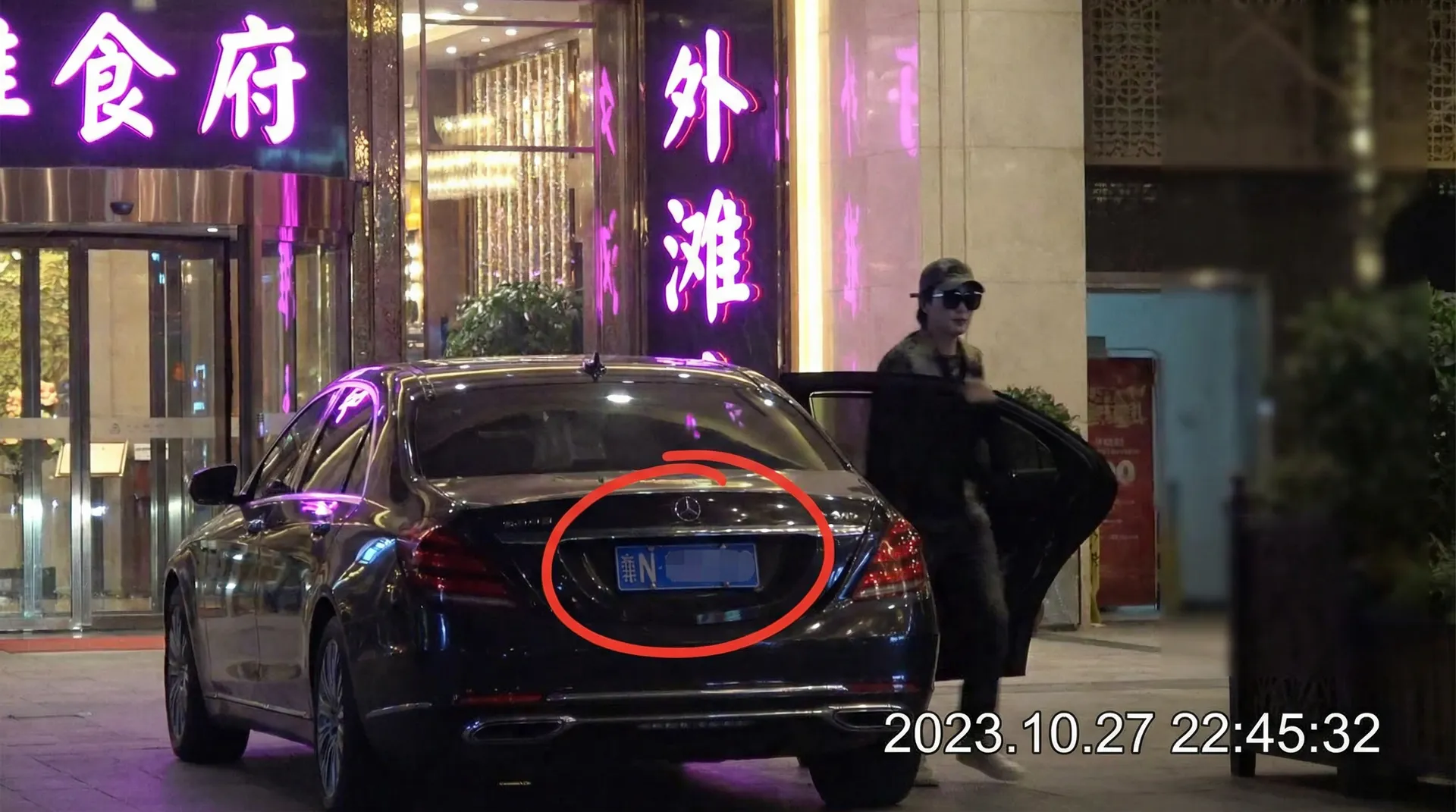 必撸大赛 - 豪车餐厅外偷拍